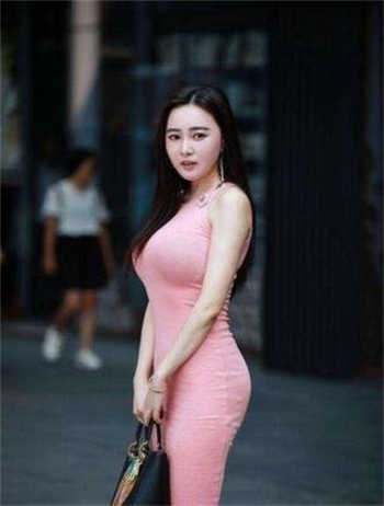 在公园推着婴儿车被