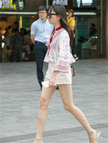 在公园推着婴儿车被
