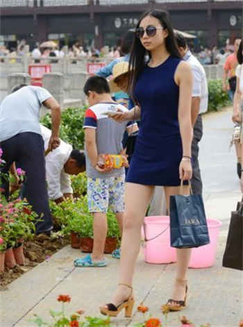 在公园推着婴儿车被