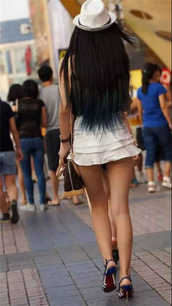 与女老板出差住一间房子