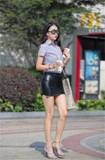 东方明珠女销售员在阳台