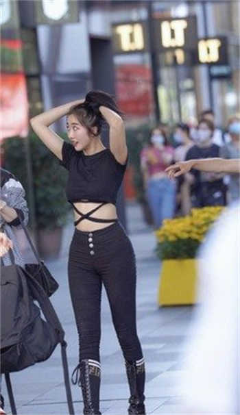 抖音一卷边女战7雄的视频