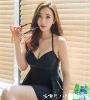 诗晴被挤到车厢边