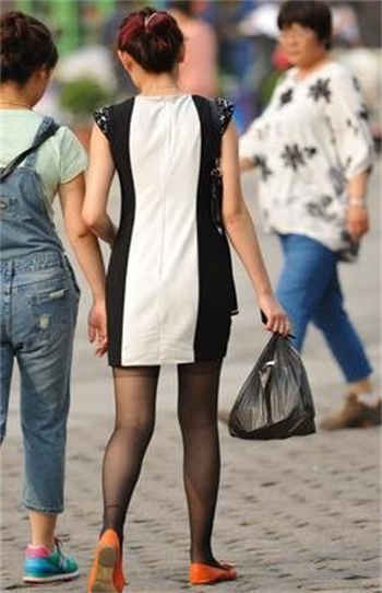 男人蹲坑大便