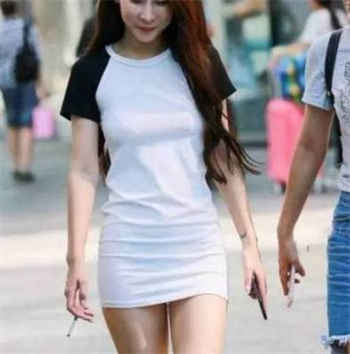 高速公路女子站立拉尿