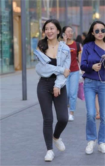 堕落的保险女推销员