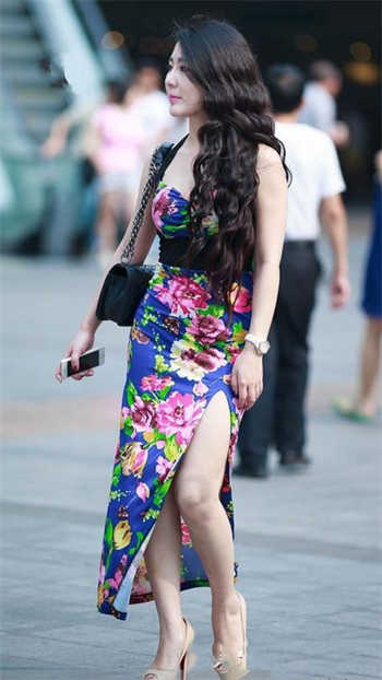 鞠婧祎穿蝴蝶结去发布会